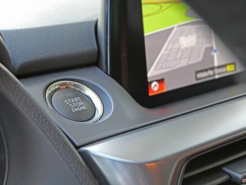 Een Mazda 6 met een GPS in het dashboard.