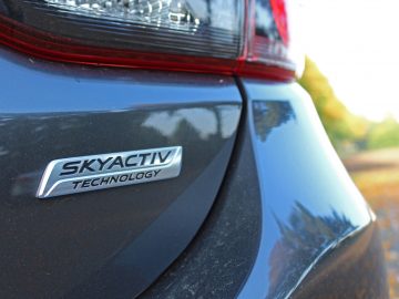 Een close-up van een Mazda 6-badge op de achterkant van een auto.