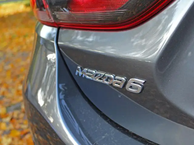 Een close-up van het achterlicht van de Mazda 6.
