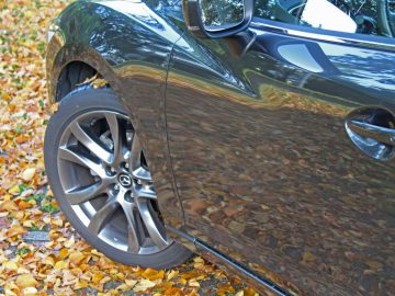 Mazda 6 velgen in herfstbladeren.