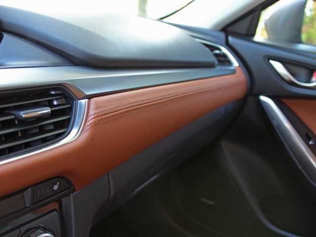 Het interieur van een Mazda 6.