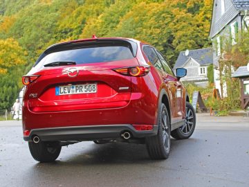 De achterkant van een rode Mazda CX-5 Skyactiv-G 194 uit 2017.
