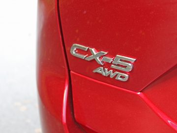 Een close-up van het embleem op een Mazda CX-5.