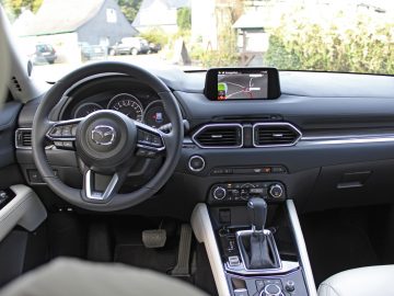 Het interieur van een Mazda CX-5 Skyactiv-G 194 uit 2017.
