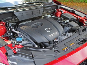 De motorruimte van een Mazda CX-5 met Skyactiv-G 194-technologie.