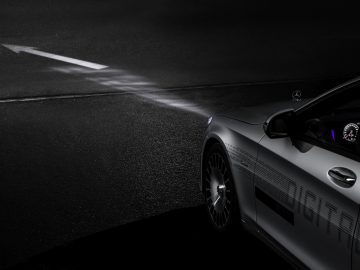 Mercedes- Benz DIGITAL LIGHT: The revolutionary headlamp technology DIGITAL LIGHT with almost dazzle-free main beam in HD quality and a resolution of more than two million pixels represents highest precision, optimal view for the driver almost without dazzling effect as well as performance, driver assistance and communication.