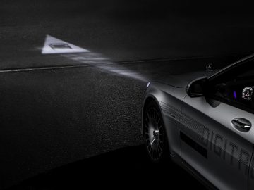 Mercedes- Benz DIGITAL LIGHT: The revolutionary headlamp technology DIGITAL LIGHT with almost dazzle-free main beam in HD quality and a resolution of more than two million pixels represents highest precision, optimal view for the driver almost without dazzling effect as well as performance, driver assistance and communication.