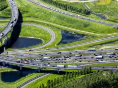 Een luchtfoto van een 268 kilometer lange snelweg met verschillende bruggen, met nieuwe rijstroken toegevoegd in 2018.