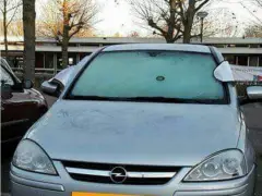 Een zilveren auto geparkeerd op een parkeerplaats in Oost-Brabant.