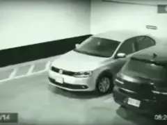 In een parkeergarage staan twee auto's geparkeerd, die hun beste parkeervaardigheden tonen.