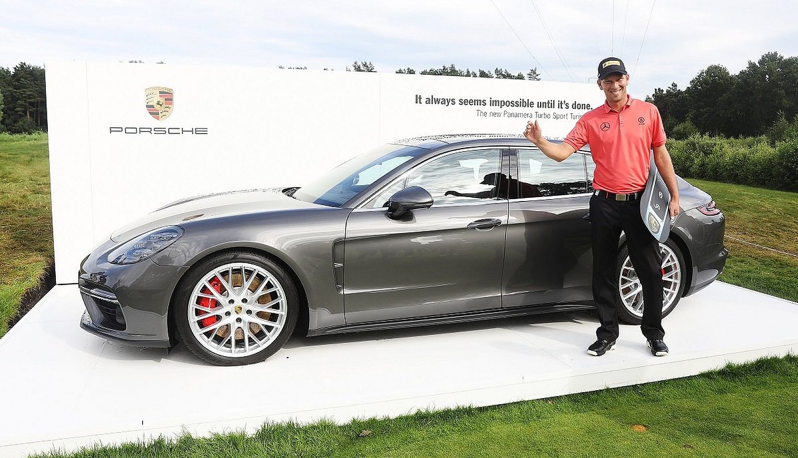 Professioneel golfspeler Marcel Siem won dit weekend tijdens de Porsche European Open een gloednieuwe Porsche Panamera Sport Turismo na het slaan van een spectaculaire hole-in-one. Hij sloeg het balletje over een afstand van zo'n 155 meter in één keer in het putje, zonder dat de golfbal de grond raakte.