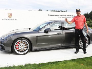 Professioneel golfspeler Marcel Siem won dit weekend tijdens de Porsche European Open een gloednieuwe Porsche Panamera Sport Turismo na het slaan van een spectaculaire hole-in-one. Hij sloeg het balletje over een afstand van zo'n 155 meter in één keer in het putje, zonder dat de golfbal de grond raakte.