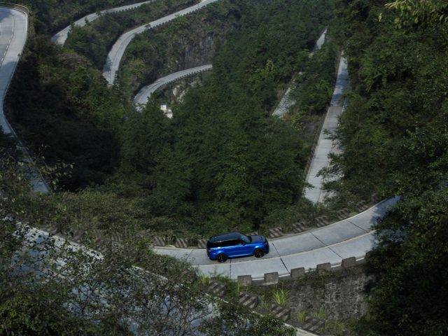 Range Rover Sport SVR sneller dan Ferrari op Tianmen Road