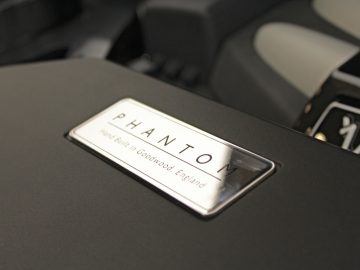 Phantom-badge op een nieuwe Rolls-Royce Phantom.