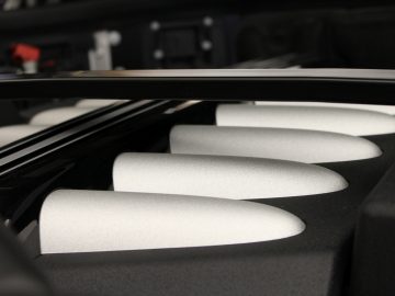 De motorruimte van een Rolls-Royce Phantom met een witte kap.