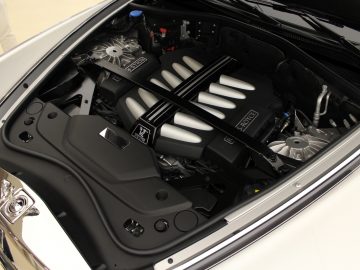 De motorruimte van een witte Rolls-Royce Phantom.