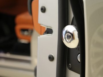 Een close-up van de automatische deurgreep van een Rolls-Royce Phantom.