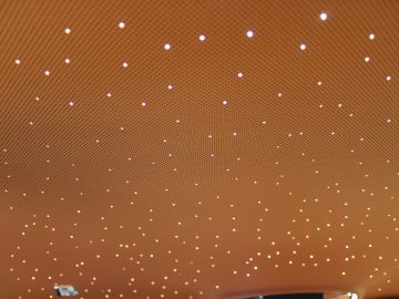Een Rolls-Royce Phantom-plafond met veel sterren erop.