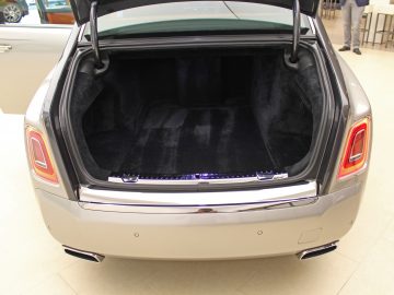 Beschrijving: De kofferbak van een nieuwe Rolls-Royce Phantom in een showroom.