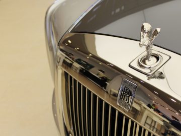De motorkap van een nieuwe Rolls-Royce Phantom-auto.