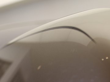 Een close-up van de voorruit van de Rolls-Royce Phantom.