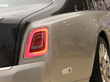 Een nieuwe Rolls-Royce Phantom in een showroom.
