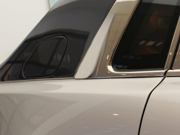 Een close-up van de achterruit van een nieuwe Rolls-Royce Phantom.