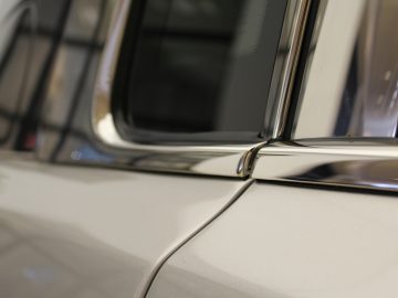 Een close-up van de nieuwe deurklink van een Rolls-Royce Phantom.