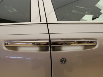 De deurklink van een Rolls-Royce Phantom.