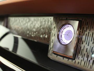 Een Rolls-Royce Phantom met een klok op het dashboard.