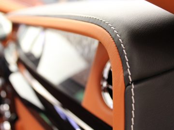 Een close-up van het interieur van een nieuwe Rolls-Royce Phantom.