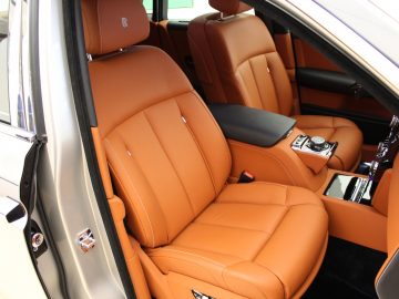 Rolls-Royce Phantom-auto met bruin lederen stoelen.