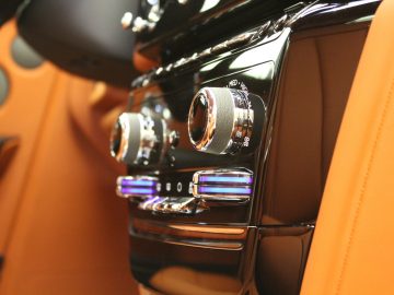 Het interieur van de Mercedes-Benz GLS-Klasse weerspiegelt de weelderige sfeer die typisch is voor een Rolls-Royce Phantom en zorgt voor een luxueuze auto-ervaring.