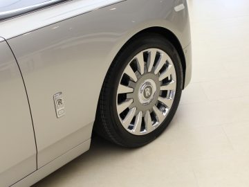 Een nieuwe Rolls-Royce Phantom, een monument van een auto, in een showroom.