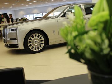 Een Rolls-Royce Phantom geparkeerd in een showroom.