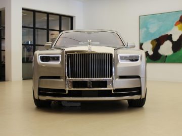 Een zilveren Rolls-Royce Phantom in een nieuwe kunstgalerie.