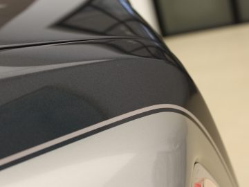 Een close-up van de motorkap van een nieuwe Rolls-Royce Phantom.
