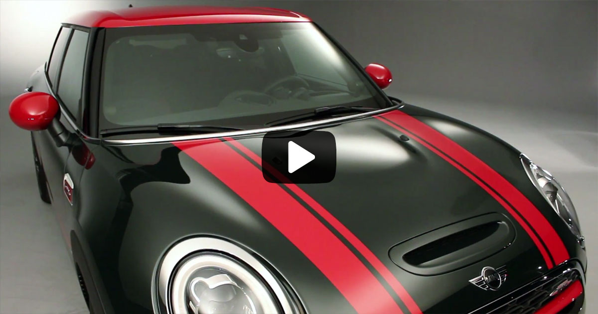 In een video wordt een zwart-rode Clubman-minikuiper getoond.