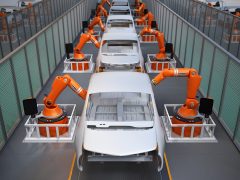 Een Japanse staalfabrikant een assemblagelijn van auto's met robots erop, bekend om hun kwaliteit.