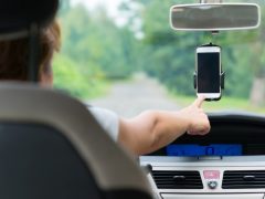 telefoon aanraken tijdens het rijden
