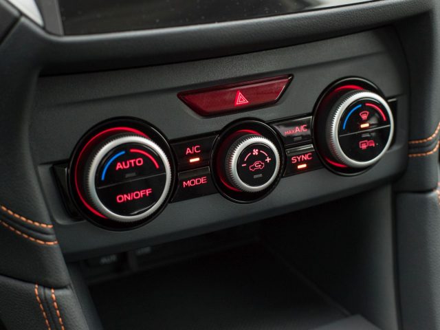 Het dashboard van een Subaru XV met verschillende bedieningselementen.
