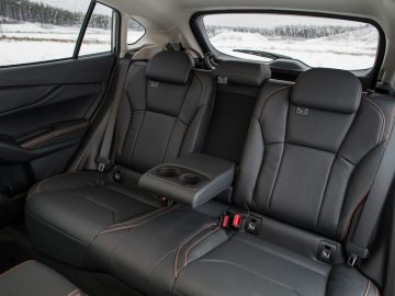 Het interieur van een Subaru XV met zwart lederen stoelen.