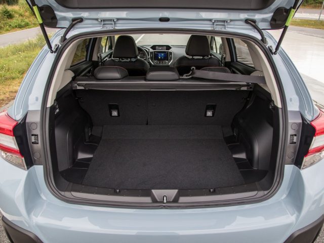 De kofferbak van een blauwe Subaru XV met open kofferbak.