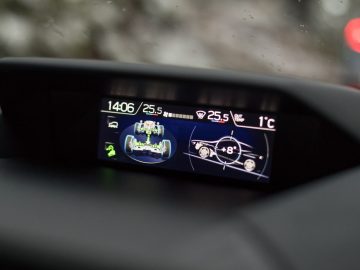 Het dashboard van een Subaru XV met een digitaal display.