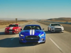 Drie Ford Mustangs rijden over een snelweg in de exclusieve openingsscène van The Grand Tour.