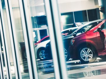 Verkoop Occasions - Car Dealer Window Shopping. Dealer Cars Stock. Showroom Exposition.