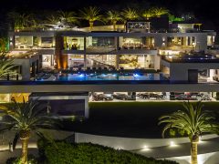 Een luchtvideo van een villa van 250 miljoen dollar 's nachts.