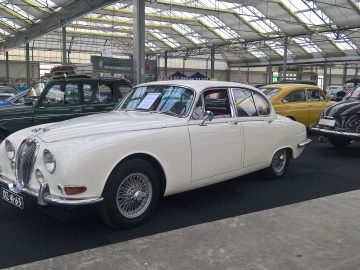 In de garage staat een witte Jaguar E-type geparkeerd, te zien in het Fotoverslag van Wheels in the West 2017.