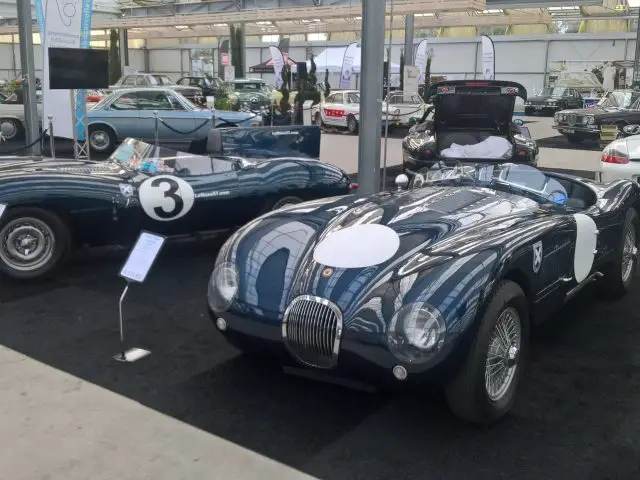 Twee klassieke auto's te zien tijdens de Wheels in the West 2017 in een showroom.