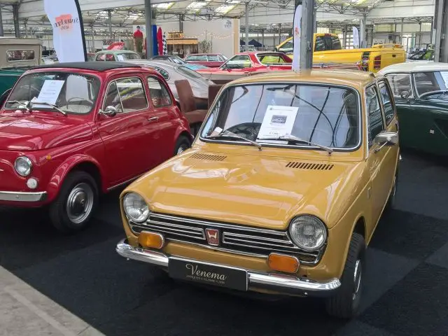 Een groep klassieke auto's geparkeerd in een garage tijdens het Fotoverslag Wheels in the West 2017.